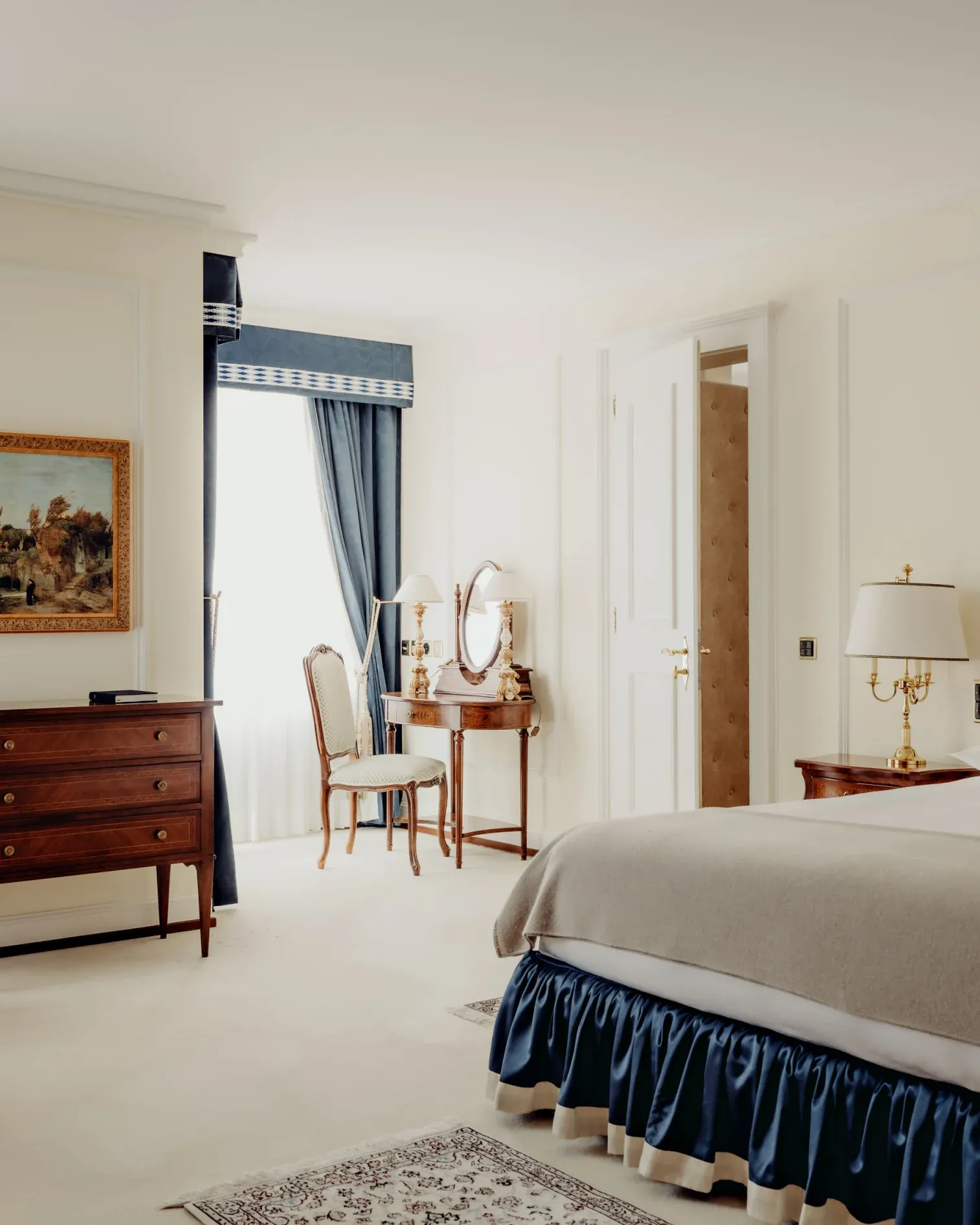 Suite reading corner with seating and light for a restful stay